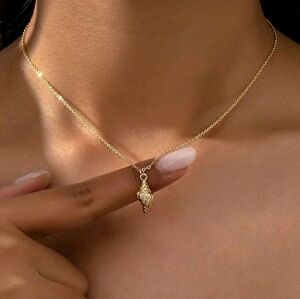 NWT, Elegant Gold Seashell Pendant Necklace